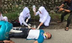 Simulasi penanganan korban kecelakaan lalu lintas yang dilakukab tim terpadu Polres Bintan dikawasan Kota Tanjunguban, Minggu (22/12) sore kemarin. (istimewa)