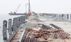 Pelabuhan peti kemas Malarko di Desa Pongkar masih terbengkalai. (ilham/haluankepri.com)