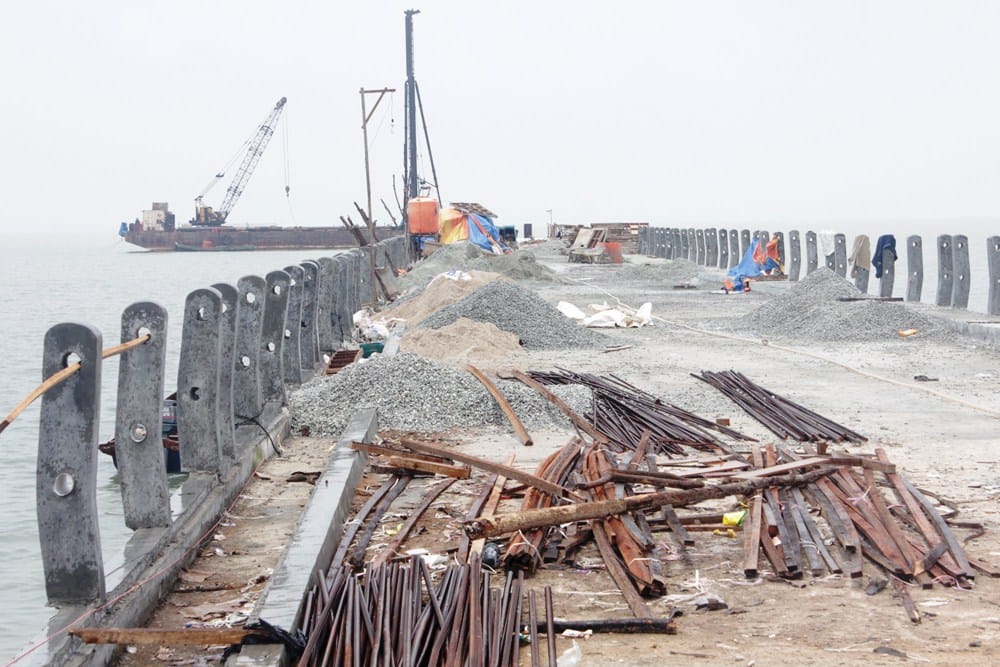 Pelabuhan peti kemas Malarko di Desa Pongkar masih terbengkalai. (ilham/haluankepri.com)