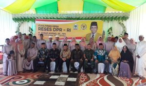 Anggota Komisi V DPR RI, Ansar Ahmad menyampaikan program pembangunan saat reses di Karimun. (ilham/haluankepri.com)