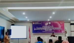 Komisioner KPU Kepri, Arison, saat sosialisasi persyaratan calon perseorangan pada pemilihan gubernur dan wakil gubernur Kepri tahun 2020 di CK Hotel Tanjungpinang, Senin (23/12/2019). (eva/haluankepri.com)