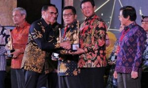 Pemerintah Provinsi Kepri menerima anugerah Revolusi Mental tahun 2019 dari Kementerian Koordinator Bidang Pembangunan Manusia dan Kebudayaan di Jakarta, Sabtu (21/12/2019). (istimewa)