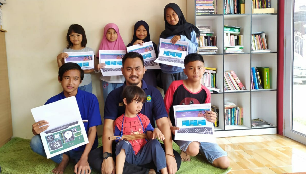 Fendi Hidayat, Ketua Yayasan Gema bersama para peserta Coding Classes For Kids. (istimewa)
