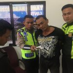 Pria pembawa narkotika jenis ganja kering diamankan di pos polisi simpang Kepri Mall. (boby/haluankepri.com)