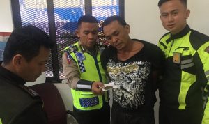 Pria pembawa narkotika jenis ganja kering diamankan di pos polisi simpang Kepri Mall. (boby/haluankepri.com)