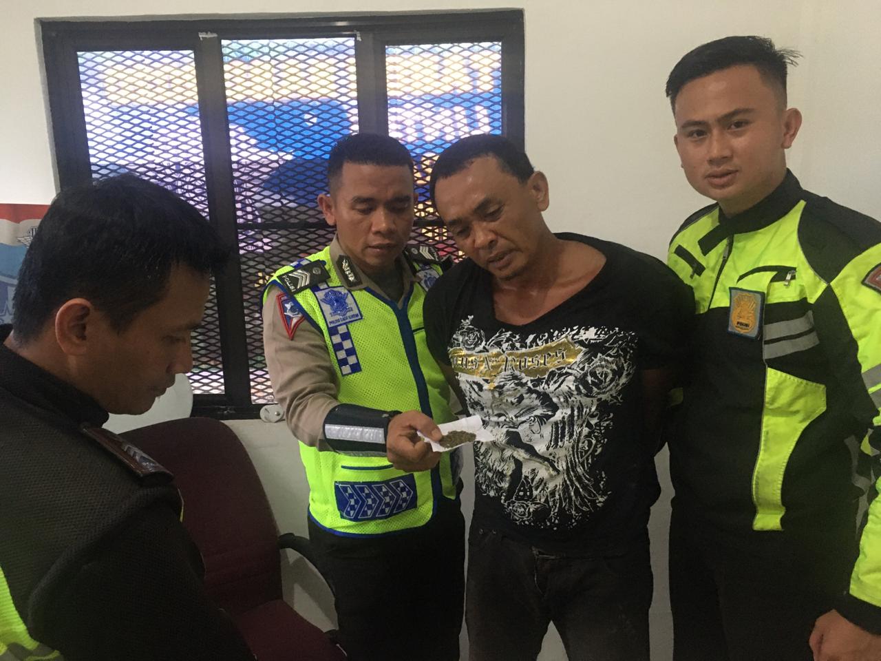 Pria pembawa narkotika jenis ganja kering diamankan di pos polisi simpang Kepri Mall. (boby/haluankepri.com)