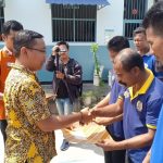 Kasubsi Pelayanan Tahanan Rutan Karimun, Novi Irwan saat menyerahkan surat remisi kepada warga binaan. (ilham/haluankepri.com)