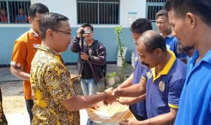 Kasubsi Pelayanan Tahanan Rutan Karimun, Novi Irwan saat menyerahkan surat remisi kepada warga binaan. (ilham/haluankepri.com)