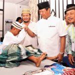 Plt Gubernur Kepri, H Isdianto, bersama anak yang mengikuti khitanan massal di Masjid Besar Baitul Makmur Tanjunguban, Rabu (25/12/2019). (eva/haluankepri.com)