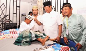 Plt Gubernur Kepri, H Isdianto, bersama anak yang mengikuti khitanan massal di Masjid Besar Baitul Makmur Tanjunguban, Rabu (25/12/2019). (eva/haluankepri.com)