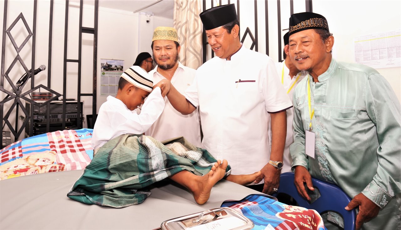 Plt Gubernur Kepri, H Isdianto, bersama anak yang mengikuti khitanan massal di Masjid Besar Baitul Makmur Tanjunguban, Rabu (25/12/2019). (eva/haluankepri.com)