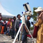 Masyarakat Tanjungpinang antusias menyambut fenomena alam Gerhana Matahari Cinci di kawasan Laman Boenda, Gedung Gonggong, Kamis (26/12). (rico/haluankepri.com)