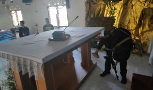 Tim Jibom Brimob memeriksa sebelum perayaan Natal disalah satu gereja diwilayah Bintan Utara. (istimewa)