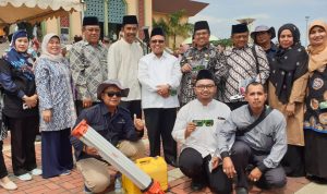 Kakanwil Kemenag Kepri, Dr. Drs. H. Mukhlisuddin, SH, MA (tengah) bersama Kasubdit Hisab Rukyat dan Syariah, Drs.H.Nur Khozin, dan Kabag TU Kemenag Kepri, H.Abu Sufyan, S.Ag, Kabid Bimas Islam, Drs.H.Edi Batara, Kakan Kemenag Batam, H. Zulkarnain Umar, S.Ag, M.Pd, usai pelaksanaan Shalat khusuf di Masjid Agung Batam, Kamis (26/12/2019). (istimewa)
