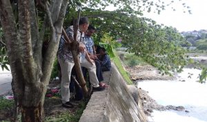 Polisi melakukan olah TKP di pinggir parit perumahan Tiban Riau Bertuah, Jum'at (27/12/2019). (putra/haluankepri.com) Polisi melakukan olah TKP di pinggir parit perumahan Tiban Riau Bertuah, Jum'at (27/12/2019). (putra/haluankepri.com)