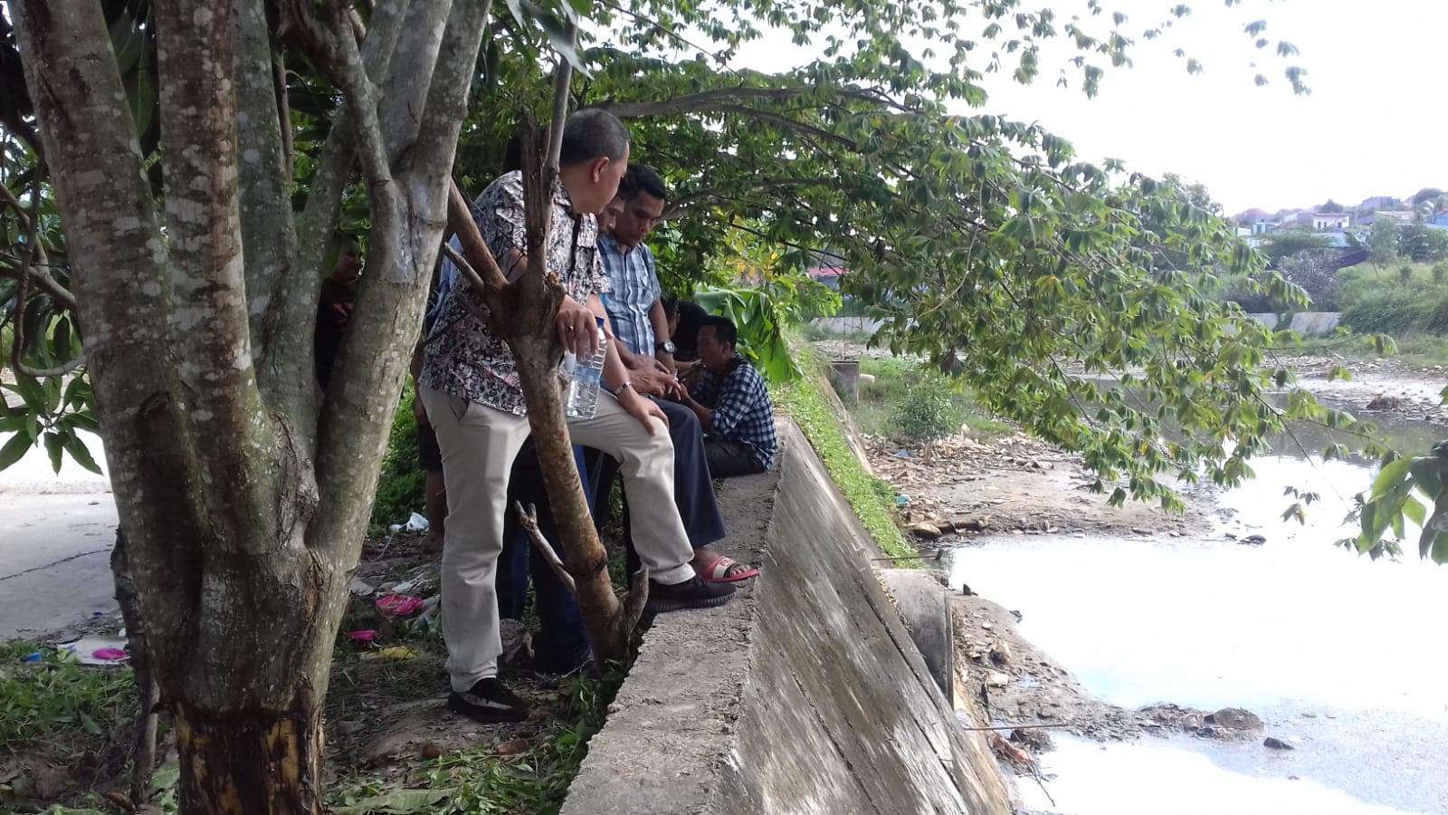 Polisi melakukan olah TKP di pinggir parit perumahan Tiban Riau Bertuah, Jum'at (27/12/2019). (putra/haluankepri.com)
