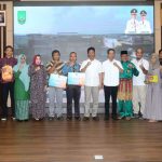 Walikota Batam, Muhammad Rudi; Wakil Walikota Batam, Amsakar Achmad; dan Sekretaris Daerah Kota Batam, Jefridin, foto bersama. (istimewa)