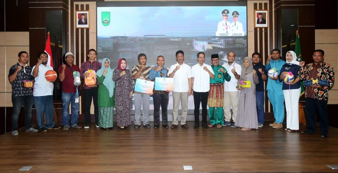 Walikota Batam, Muhammad Rudi; Wakil Walikota Batam, Amsakar Achmad; dan Sekretaris Daerah Kota Batam, Jefridin, foto bersama. (istimewa)