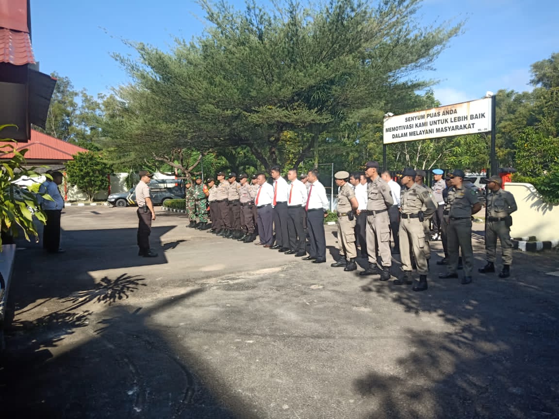 Kapolsek Sekupang, AKP Ulil Rahim, S.Kom memimpin apel pasukan Pam Kamtibmas menyambut malam pergantian tahun baru, Senin (30/12/2019). (istimewa)