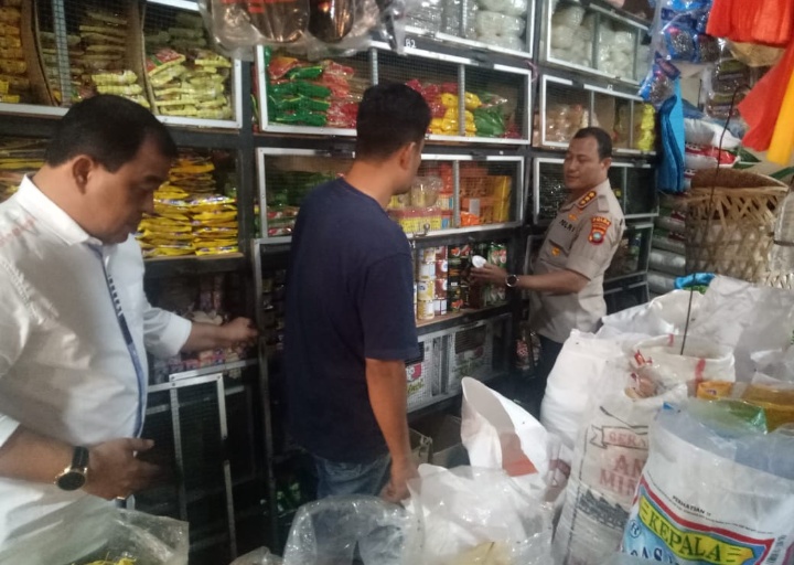 Dirkrimsus Polda Kepri, Kombes Pol Hanny Hidayat bersama Kadisperindag kota Batam, Gustian Riau sidak pasar. (istimewa)