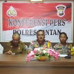 (Dari kiri) Josia Supervisor RSD Pertamina Kijang, Kepala DKUPP Bintan Dian Nusa, Kapolres Bintan AKBP Boy Herlambang, Wakapolres Bintan Kompol Dandung dan Edison Kepala Perum Bulog Tanjungpinang menggelar konferensi pers terkait ketersedian pangan jelang Tahun Baru 2020 di Mapolres Bintan, Senin (30/12) siang. (okialexander/haluankepri.com)