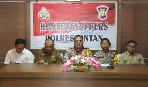 (Dari kiri) Josia Supervisor RSD Pertamina Kijang, Kepala DKUPP Bintan Dian Nusa, Kapolres Bintan AKBP Boy Herlambang, Wakapolres Bintan Kompol Dandung dan Edison Kepala Perum Bulog Tanjungpinang menggelar konferensi pers terkait ketersedian pangan jelang Tahun Baru 2020 di Mapolres Bintan, Senin (30/12) siang. (okialexander/haluankepri.com)