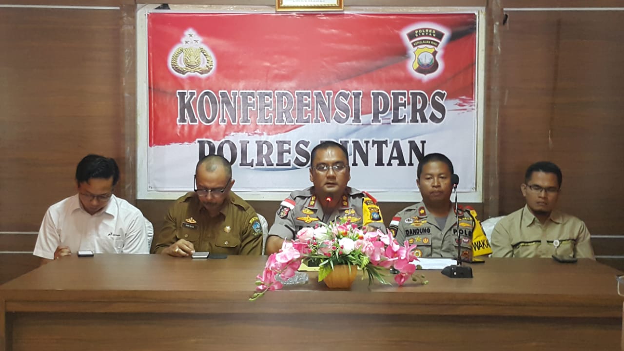 (Dari kiri) Josia Supervisor RSD Pertamina Kijang, Kepala DKUPP Bintan Dian Nusa, Kapolres Bintan AKBP Boy Herlambang, Wakapolres Bintan Kompol Dandung dan Edison Kepala Perum Bulog Tanjungpinang menggelar konferensi pers terkait ketersedian pangan jelang Tahun Baru 2020 di Mapolres Bintan, Senin (30/12) siang. (okialexander/haluankepri.com)