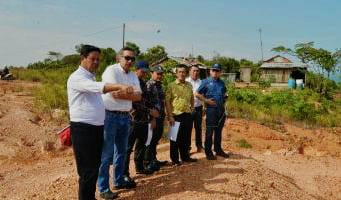 Plt Gubernur Provinsi Kepri H Isdianto mendampingi Deputi Menko Maritim dan Investasi, Ridwan Jamaluddin saat meninjau tapak pembangunan jembatan Babin, Sabtu (28/12/2019) kemarin. (istimewa)