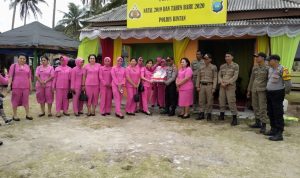 Ketua Bhayangari cabang Polres Bintan Ny Leni Boy Herlambang bersama pengurus menyerahkan parsel kepada petugas berjaga di Pos Yan Pantai Trikora, Senin (30/12/2019) sore kemarin. (istimewa)
