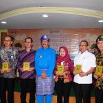 Bupati Natuna, Hamid Rizal (tengah) foto bersama dengan peserta Rakor KNGI (fatur/haluankepri.com)
