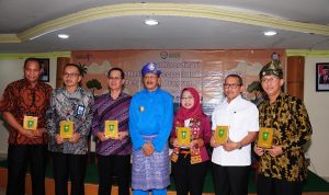Bupati Natuna, Hamid Rizal (tengah) foto bersama dengan peserta Rakor KNGI (fatur/haluankepri.com)