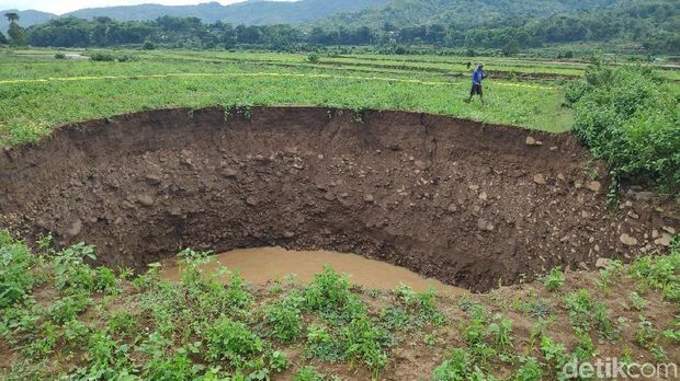 Lubang di area persawaha di Maros. (internet)