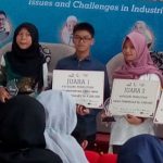 Muhammad Fakhri Wijayanto (tengah) siswa MAN IC Batam saat menerima penghargaan Juara 1 kategori penelitian dalam Kompetisi ARIA 2019. (istimewa)