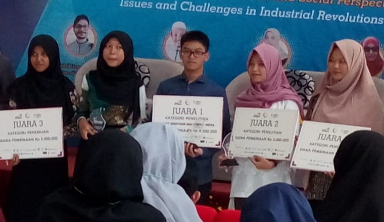 Muhammad Fakhri Wijayanto (tengah) siswa MAN IC Batam saat menerima penghargaan Juara 1 kategori penelitian dalam Kompetisi ARIA 2019. (istimewa)
