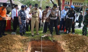 Kapolres Natuna, AKBP Nugroho Dwi Karyanto, saat memimpin pemusnahan barbuk makanan kadaluarsa dan mikol. (fatur/haluankepri.com)