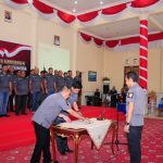 Ketua Perbakin Natuna, Andes Putra menandatangani berita acara pelantikan. (fatur/haluankepri.com)