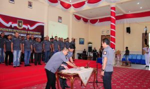 Ketua Perbakin Natuna, Andes Putra menandatangani berita acara pelantikan. (fatur/haluankepri.com)