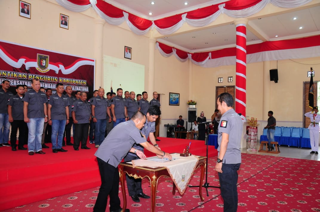 Ketua Perbakin Natuna, Andes Putra menandatangani berita acara pelantikan. (fatur/haluankepri.com)