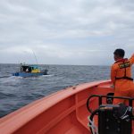 Tim SAR Gabungan Natuna menyelamatkan nelayan Desa Setumuk. (istimewa)