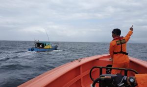 Tim SAR Gabungan Natuna menyelamatkan nelayan Desa Setumuk. (istimewa)