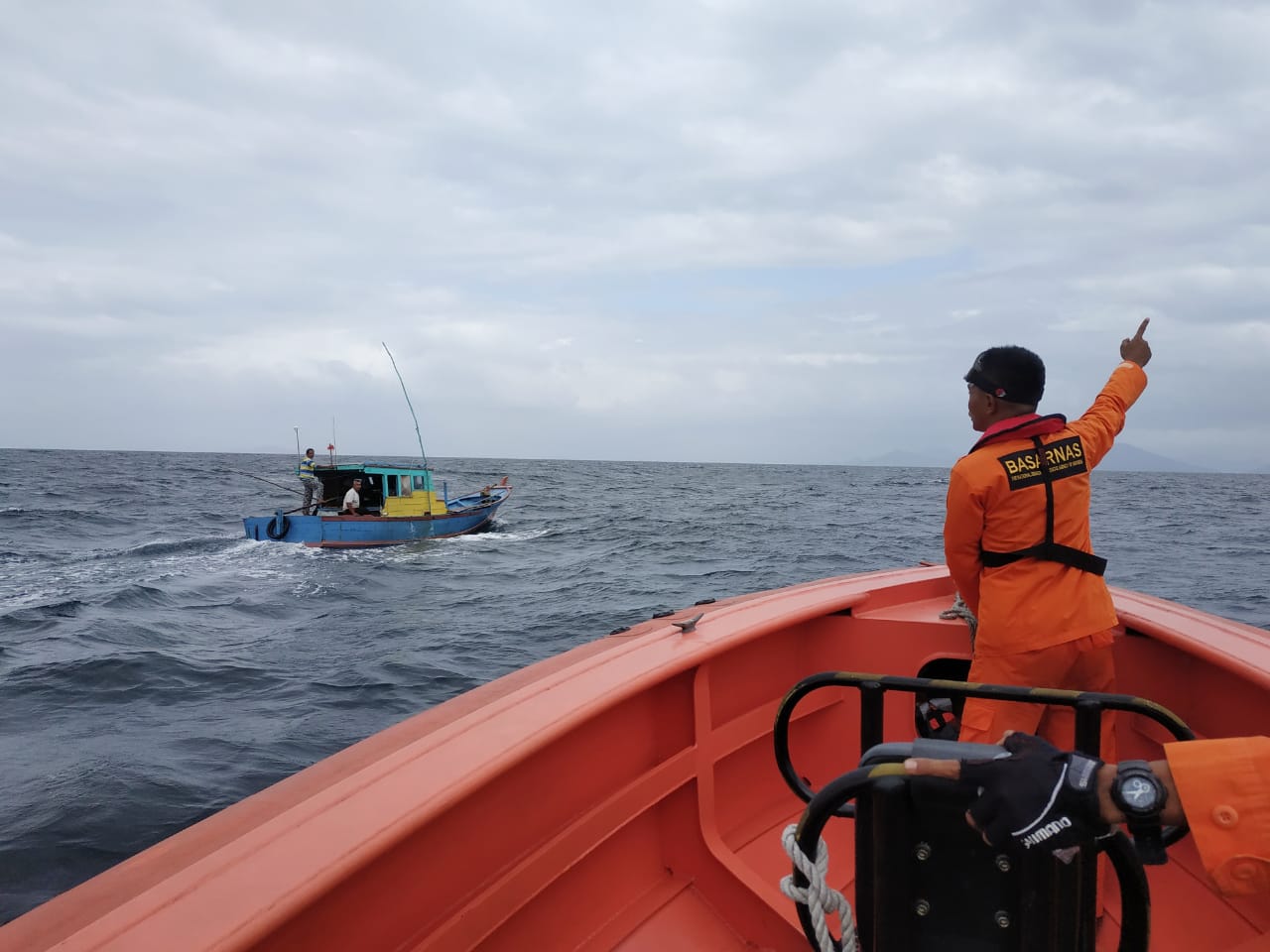 Tim SAR Gabungan Natuna menyelamatkan nelayan Desa Setumuk. (istimewa)