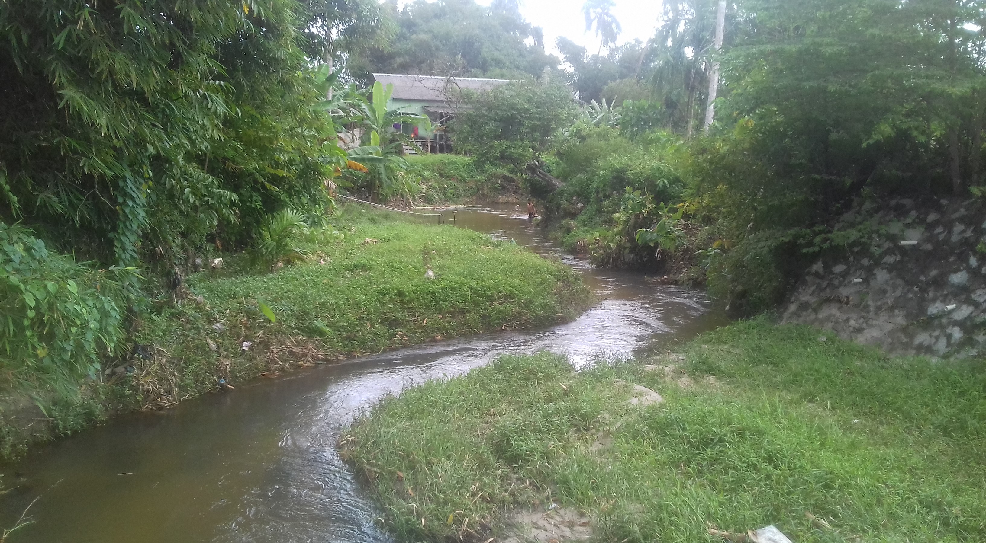 Sungai Air Kolek yang melintasi ibukota Kabupaten Natuna, Ranai. (fatur/haluankepri.com)