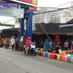 Ratusan jerigen milik warga di Meral, Karimun antre untuk mendapatkan minyak tanah, Selasa (17/12/2019). (ilham/haluankepri.com) Ratusan jerigen milik warga di Meral, Karimun antre untuk mendapatkan minyak tanah, Selasa (17/12/2019). (ilham/haluankepri.com)