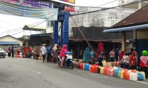 Ratusan jerigen milik warga di Meral, Karimun antre untuk mendapatkan minyak tanah, Selasa (17/12/2019). (ilham/haluankepri.com)