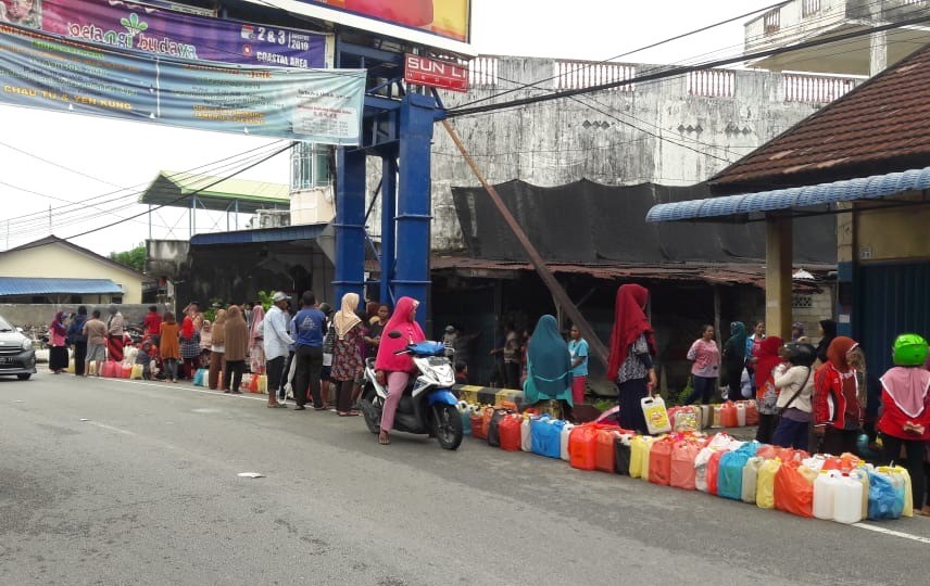 Ratusan jerigen milik warga di Meral, Karimun antre untuk mendapatkan minyak tanah, Selasa (17/12/2019). (ilham/haluankepri.com)