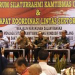 Kapolres Karimun AKBP Yos Guntur memimpin rapat dan dialog Koordinasi Lintas Sektoral di Hotel Aston Karimun. (hengki/haluankepri.com)