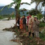 Camat Sungai Pagu, Rolly Almar didampingi Wali Nagari Bomas Koto Baru, Yuli Herman meninjau banjir luapan Batang Bangko, Selasa (10/12/2019). (istimewa) Camat Sungai Pagu, Rolly Almar didampingi Wali Nagari Bomas Koto Baru, Yuli Herman meninjau banjir luapan Batang Bangko, Selasa (10/12/2019). (istimewa)