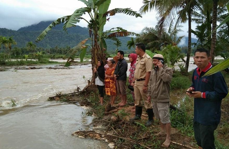 Camat Sungai Pagu, Rolly Almar didampingi Wali Nagari Bomas Koto Baru, Yuli Herman meninjau banjir luapan Batang Bangko, Selasa (10/12/2019). (istimewa)