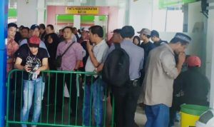 Penumpukan penumpang terjadi di Pelabuhan Sri Bintan Pura Tanjungpinang, Kamis (5/12/2019). (eva/haluankepri.com)