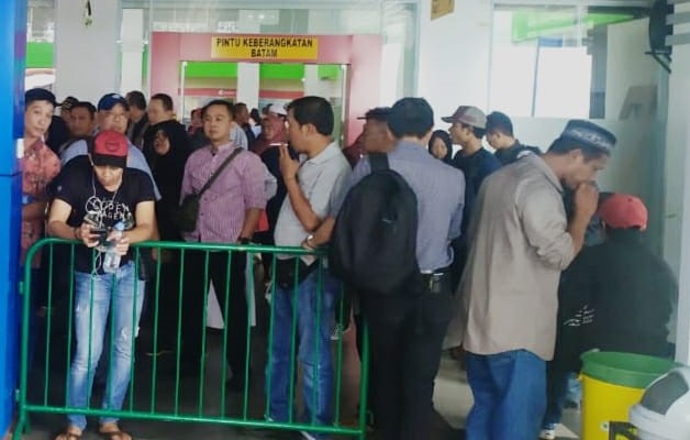 Penumpukan penumpang terjadi di Pelabuhan Sri Bintan Pura Tanjungpinang, Kamis (5/12/2019). (eva/haluankepri.com)